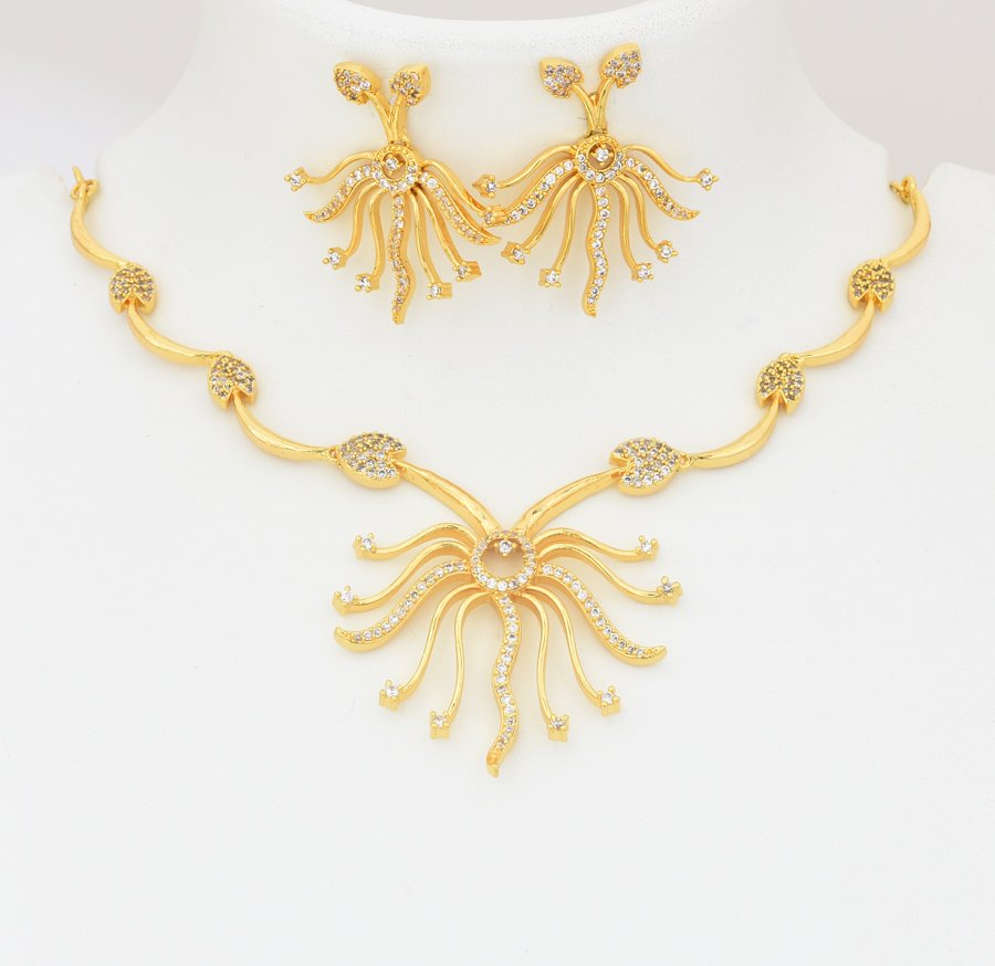 White Amy Short Necklace with Drops - U081176