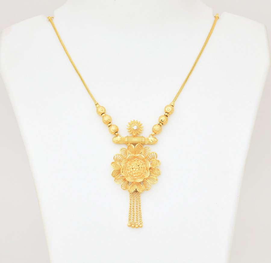 White Daffodil Flower Pendant With Chain - U081188