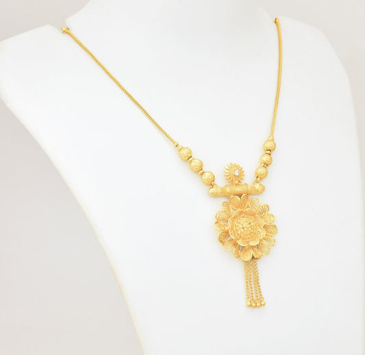 White Daffodil Flower Pendant With Chain - U081188