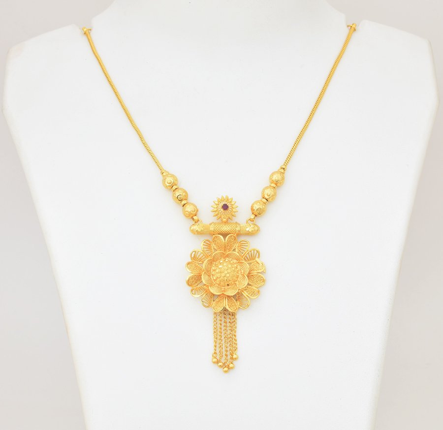 Magenta Daffodil Pendant With Chain - U081189