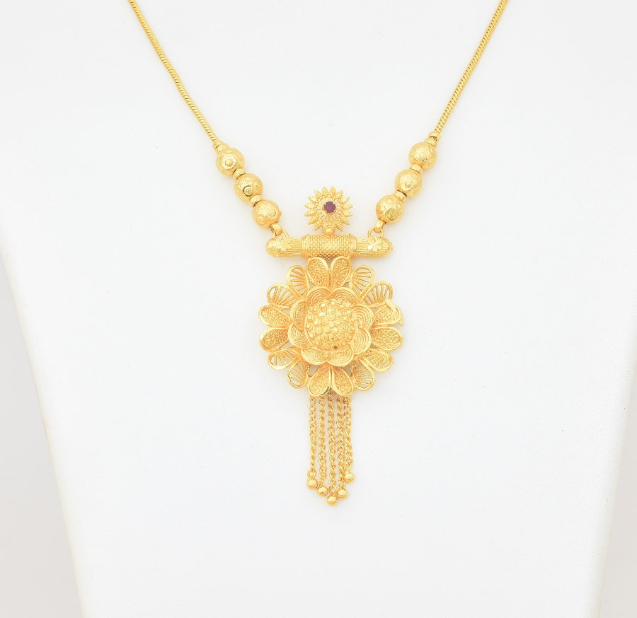 Magenta Daffodil Pendant With Chain - U081189